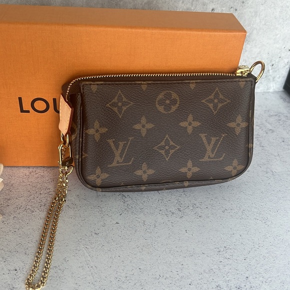 Louis Vuittton NWT tag, dust bag and box included. - Picture 9 of 10